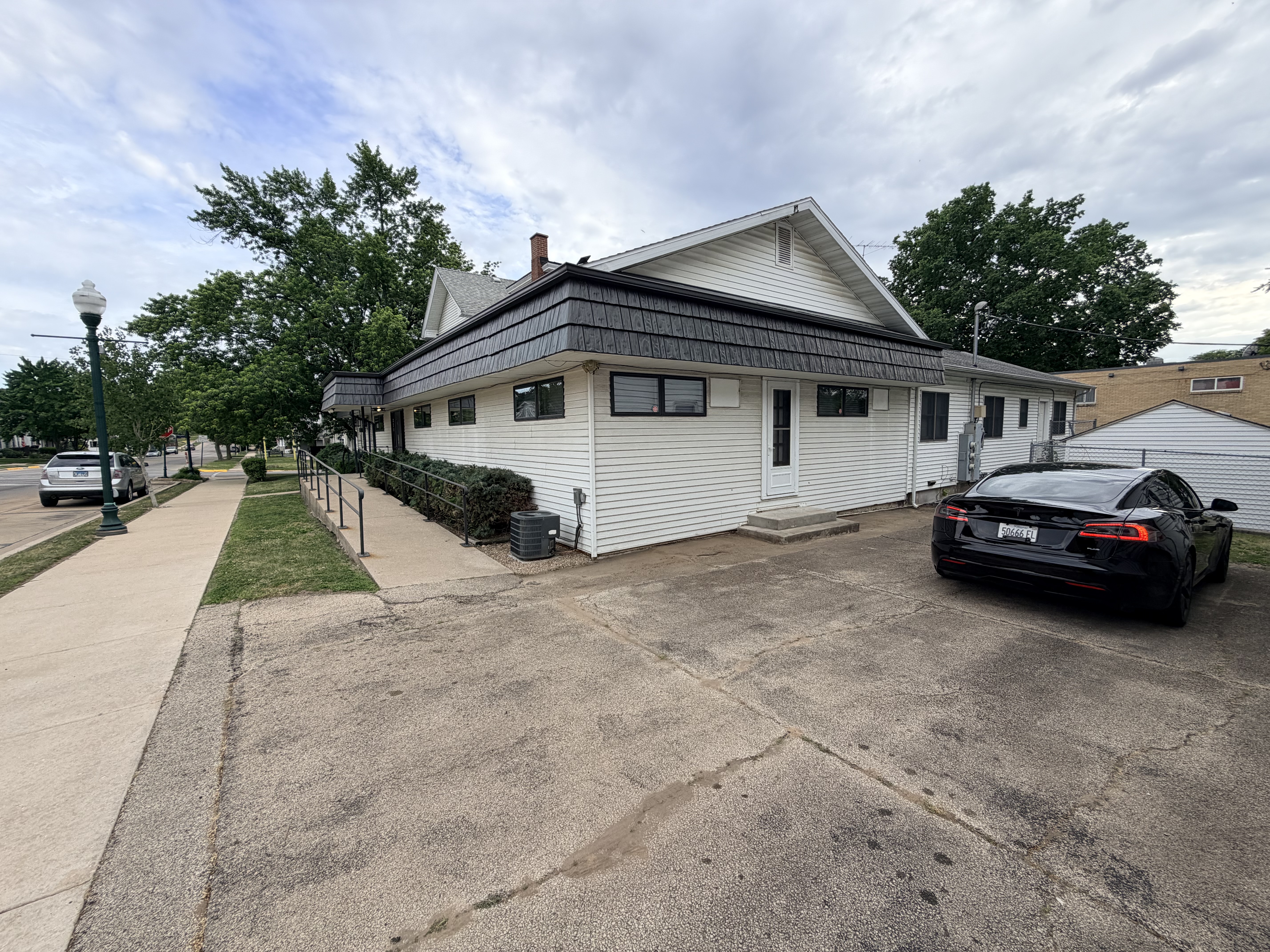 Exterior of 215 S Peoria Ave Executive Townhouse